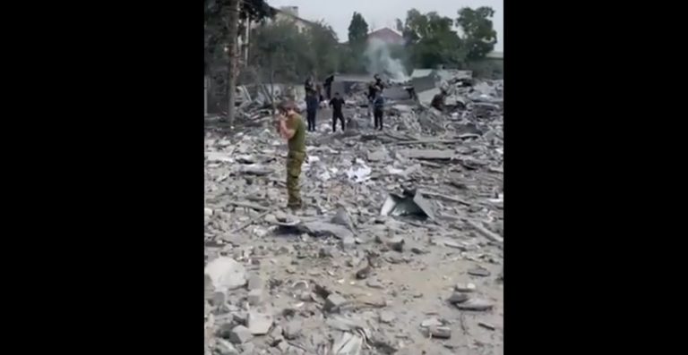 VIDEO. Lovitură nimicitoare: rachete HIMARS ucrainene au distrus cartierul general al armatei ruse din Lisiceansk. Peste 100 de ofițeri și lucrători au fost uciși