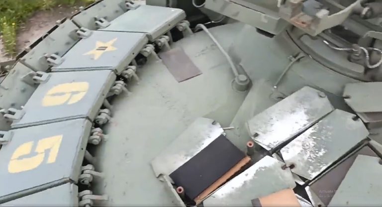 VIDEO. Incredibila corupție din Rusia: plăcile de blindaj reactiv de pe multe tancuri sunt umplute cu cauciuc! Oficial britanic: Asta explică în parte pierderile masive de blindate