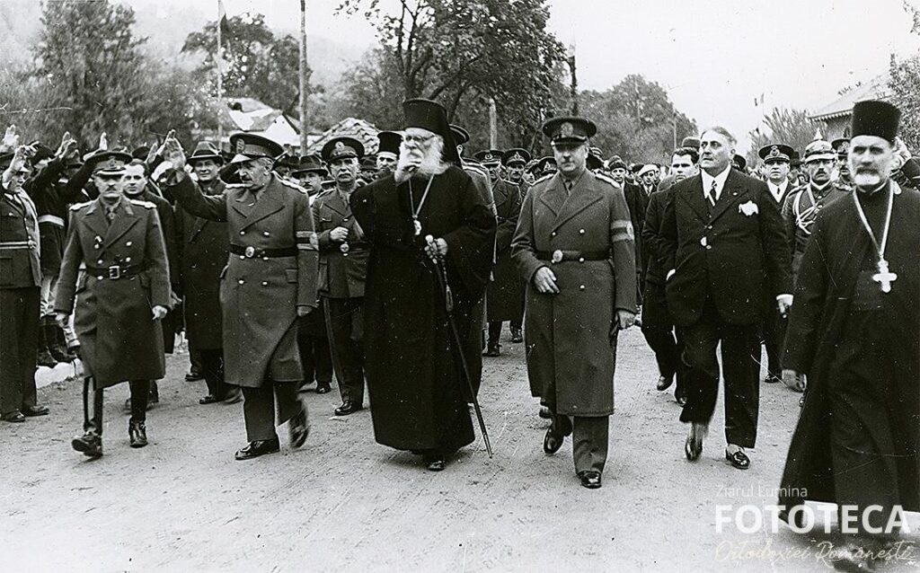 Patriarhul Nicodim Munteanul la o ceremonie a Frontului Renaşterii Naţionale