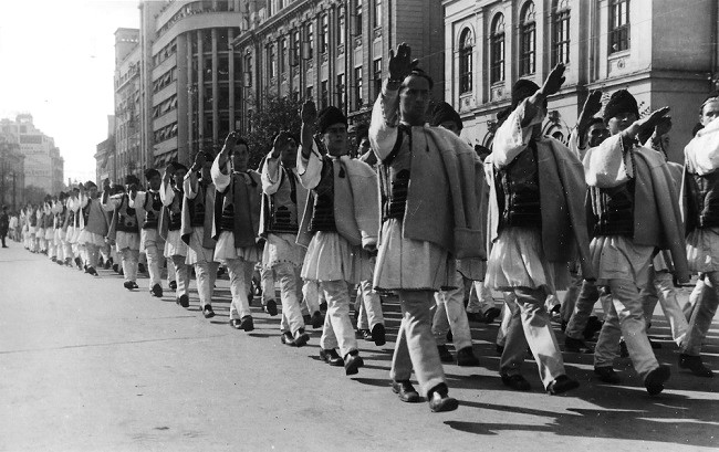 Românizarea societății și statului român - una din obsesiile maladive ale Mișcării Legionare și Dictaturii Mareșalului Ion Antonescu. Foto: Legionari defilând în costume populare