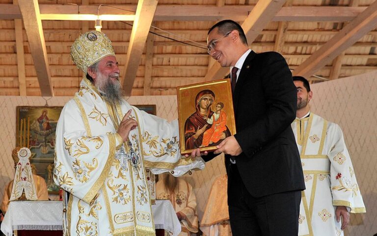 IPS Irineu și candidatul PSD Victor Ponta - fotografie făcută la Mânăstirea Maglavit, în ziua de 8 septembrie 2014, în preajma alegerilor prezidențiale din noiembrie 2014