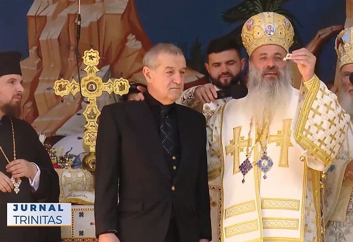 Gigi Becali, actual parlamentar și finanțator AUR, decorat cu „Crucea Patriarhală” în numele Patriarhului, de Mitropolitul Moldovei, IPS Teofan - Sursa foto: TV TRINITAS 