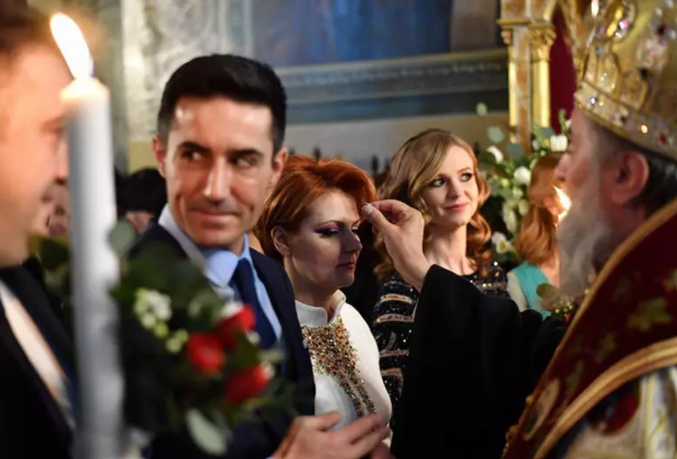 Cununia religioasă a familiei Vasilescu-Manda. Sursa foto: Libertatea 