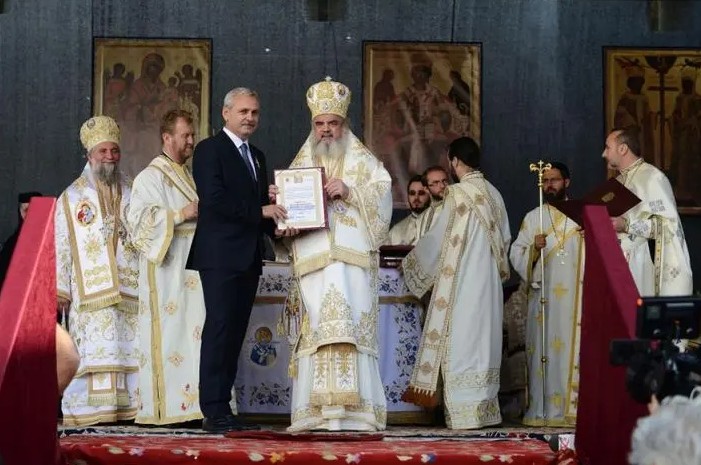 Liviu Dragnea decorat de Patriarhul Daniel cu Ordinul „Sfinții Martiri Brâncoveni” (!) / Sursa foto: BASILICA