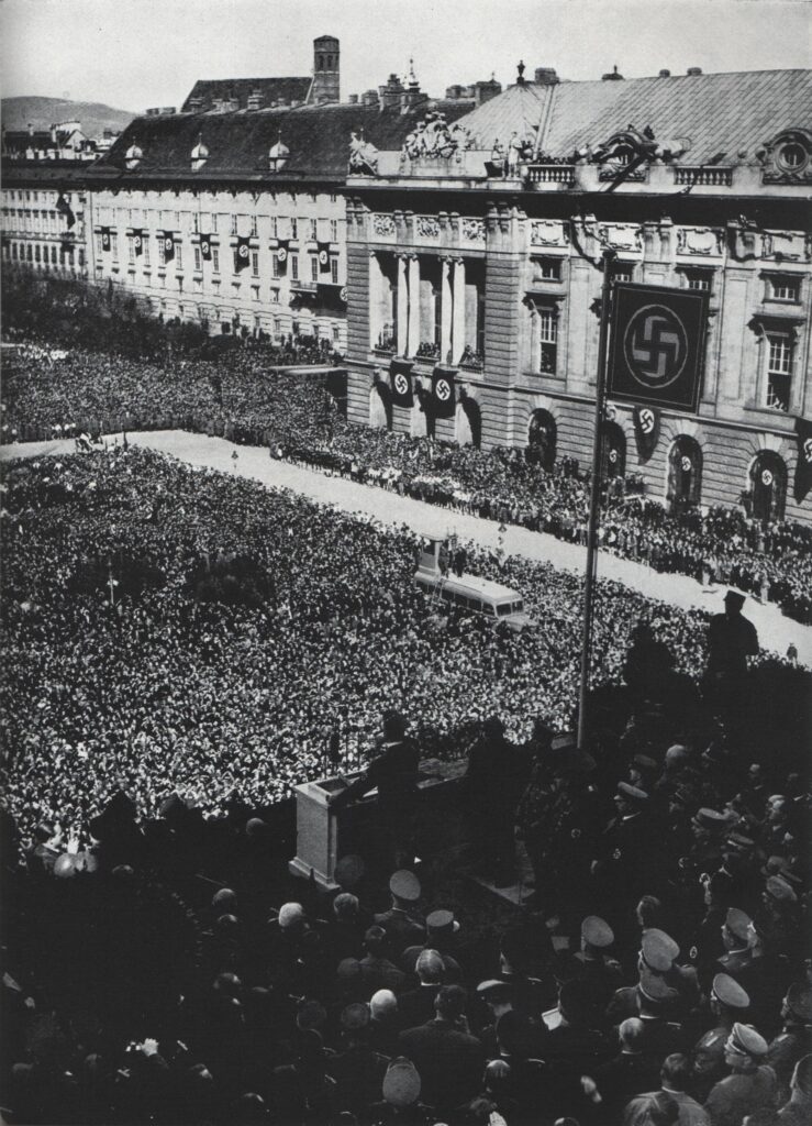 Hitler proclamă Anschluss-ul la marea manifestație organizată de naziștii austrieci în „Heldenplatz” Viena (15 martie 1938). Sursa foto: Wikipedia