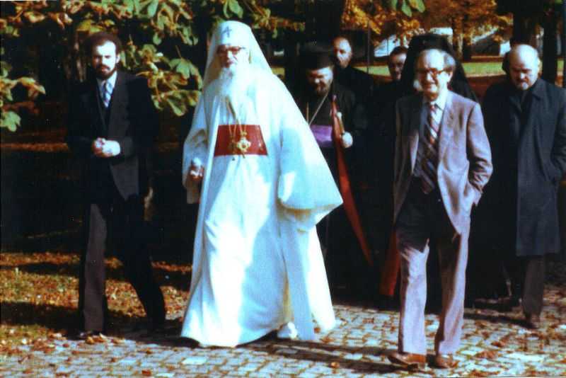 Patriarhul Iustin Moisescu alături de viitorul Patriarh Daniel Ciobotea. Sursa foto: Basilica