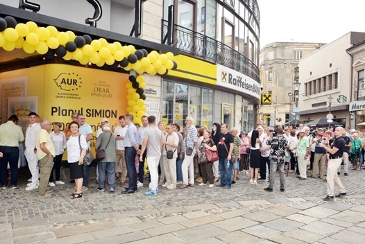 Români la coadă în fața sediilor AUR pentru semnarea „contractelor” pentru „case la 35.000 euro”
