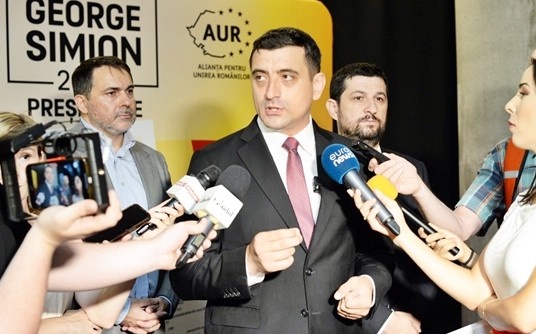 Putinistul George Simion secondat de Marius Lulea (contractor la Ambasada Rusiei din București) povestind jurnaliștilor despre raiul „caselor la 35.000 euro”