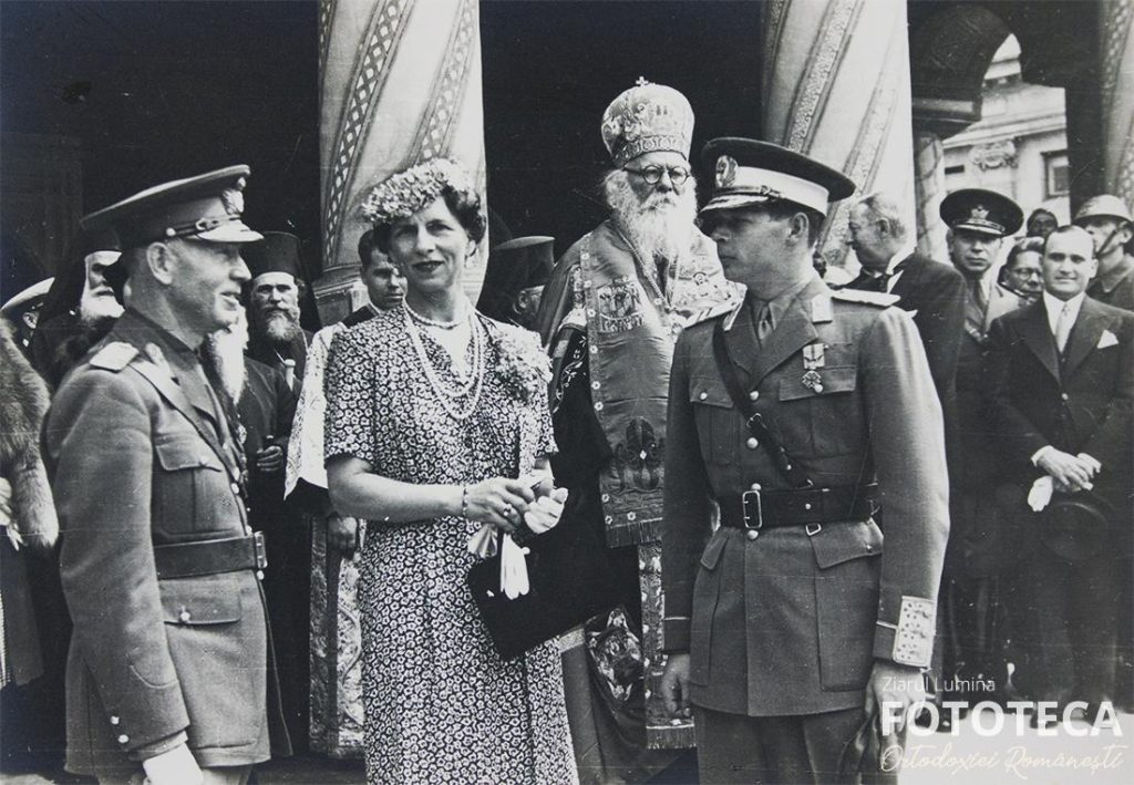 Patriarhul Nicodim Munteanu, dictatorul fascist Mareșal Ion Antonescu și MS Regele Mihai I în fața Catedralei Patriarhale. Sursa foto: Fototeca Ortodoxiei