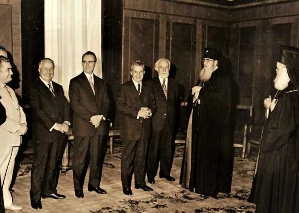 Iustin Moisescu împreună cu dictatorul Nicolae Ceauşescu şi liderii PCR Manea Mănescu și Ștefan Voitec, imediat după alegerea sa în funcţia de patriarh. Sursa foto: Fototeca online a comunismului românesc
