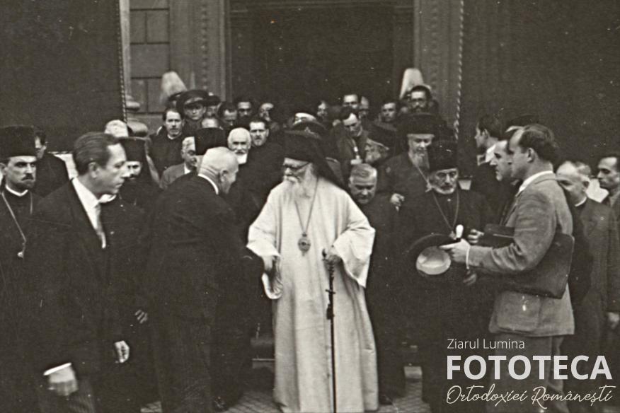 Patriarhul Nicodim Munteanu și Petru Groza la Congresul Preoților „Democrați” (organizație preoțească înființată de comuniști). Sursa foto: Fototeca Ortodoxiei
