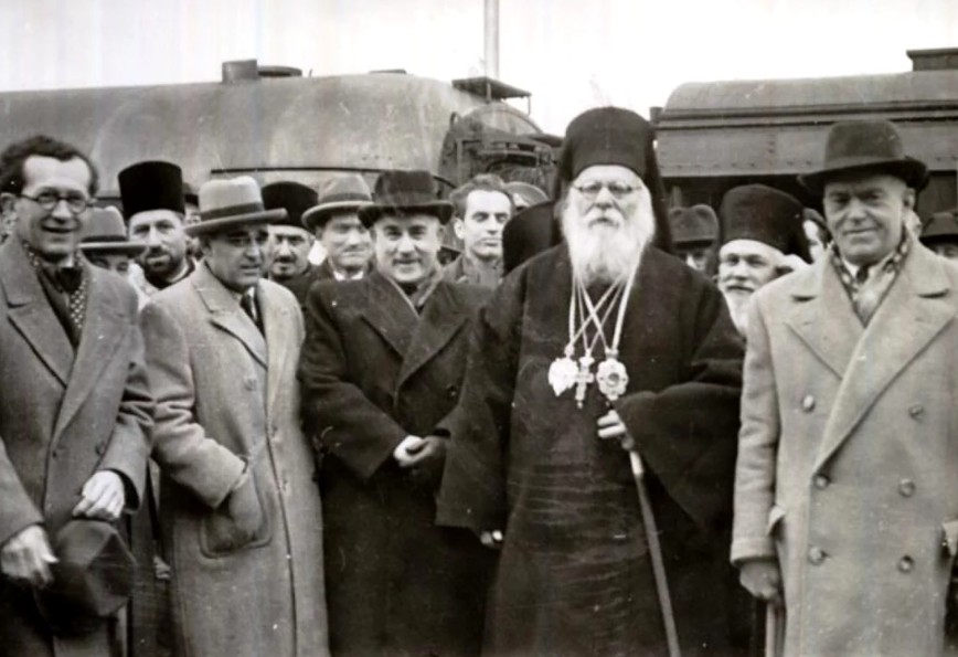 Întoarcerea din URSS a delegaţiei BOR condusă de Patriarhul Nicodim, întâmpinat de liderii comuniști Gheorghe Gheorghiu-Dej, Emil Bodnăraş şi Petru Groza; Sursa foto: Fototeca online a comunismului românesc - cota 145/1946