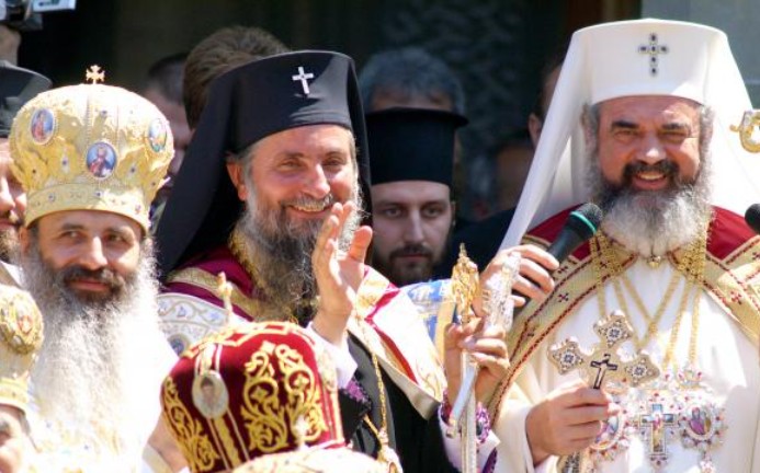 Mitropolitul Irineu la întronizarea ca Mitropolit al Olteniei flancat de cei doi rivali ai săi, Mitropolitul Teofan al Moldovei și Patriarhul Daniel al BOR. Sursa: Gazeta de Sud