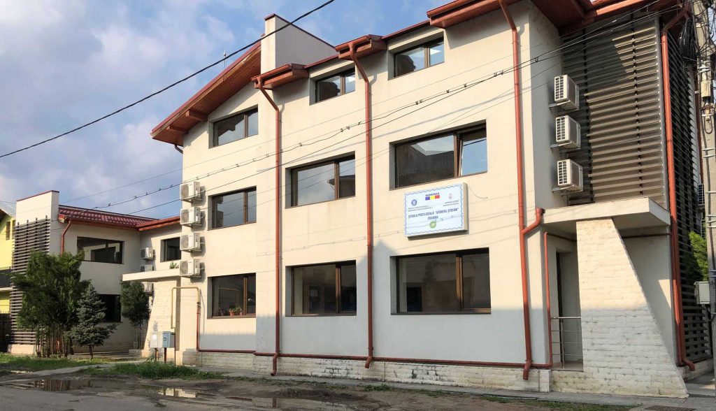 Fostul sediu al „Centrului social multifunctional Best – Life pentru copii dezavantajati social” transformat în școală sanitară postliceală privată controlată de Arhiepiscopia Craiovei. Sursa: Republica Oltenia