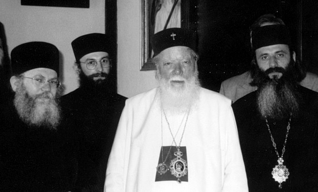 Patriarhul Teoctist și Mitropolitul Teofan (primul din dreapta) în vremea când ocupa funcția de Episcop Vicar Patriarhal. Sursa: pemptousia.ro