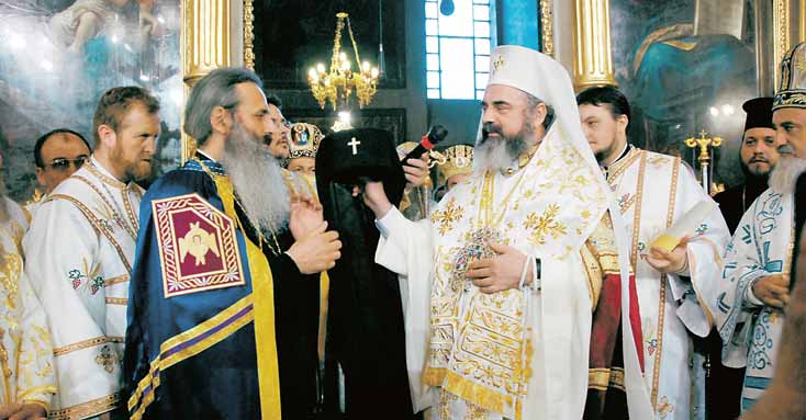 Întronizarea lui Teofan Savu ca Mitropolit al Moldovei de către Patriarhul Daniel - Iaşi, 8 iunie 2008 . Sursa: Cuvânt Ortodox