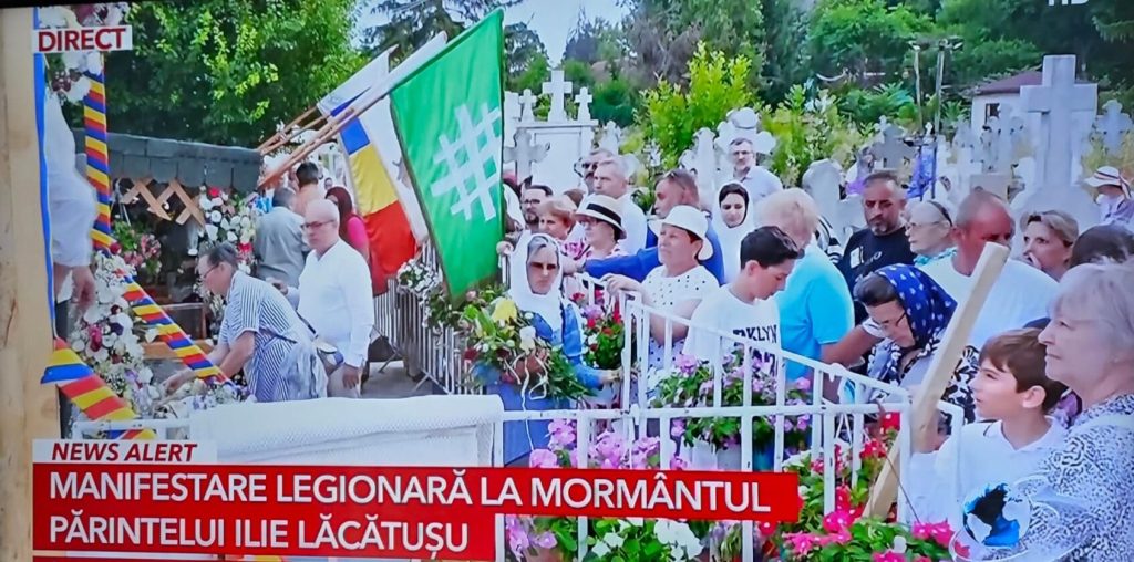 Manifestare legionară la mormântul „sfântului” legionar Ilie Lăcătușu. Sursa foto: Antena 3