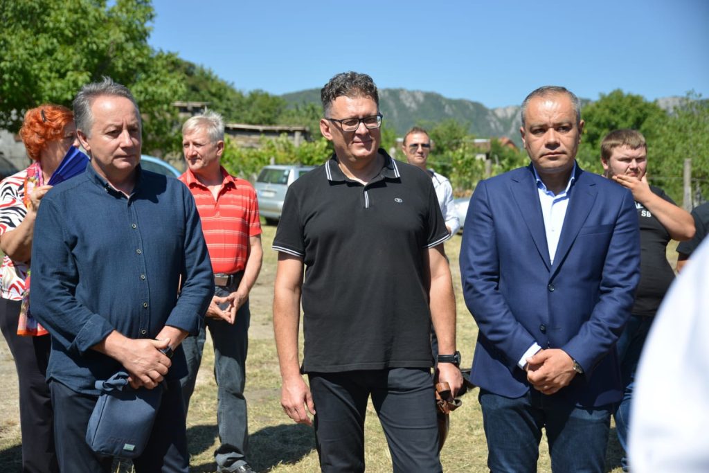 Traseistul politic Marian Vasile (fost PNL, în prezent senator AUR), în Timoc, alături de Predrag Balaşevici, august 2025 