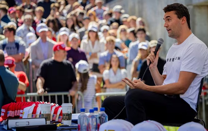 Charlie Kirk cu câteva momente înainte să fie împușcat mortal în timpul conferinței Turning Point USA de la Universitatea Utah Valley. Sursa foto: Tess Crowley/The Deseret News/The Associated Press