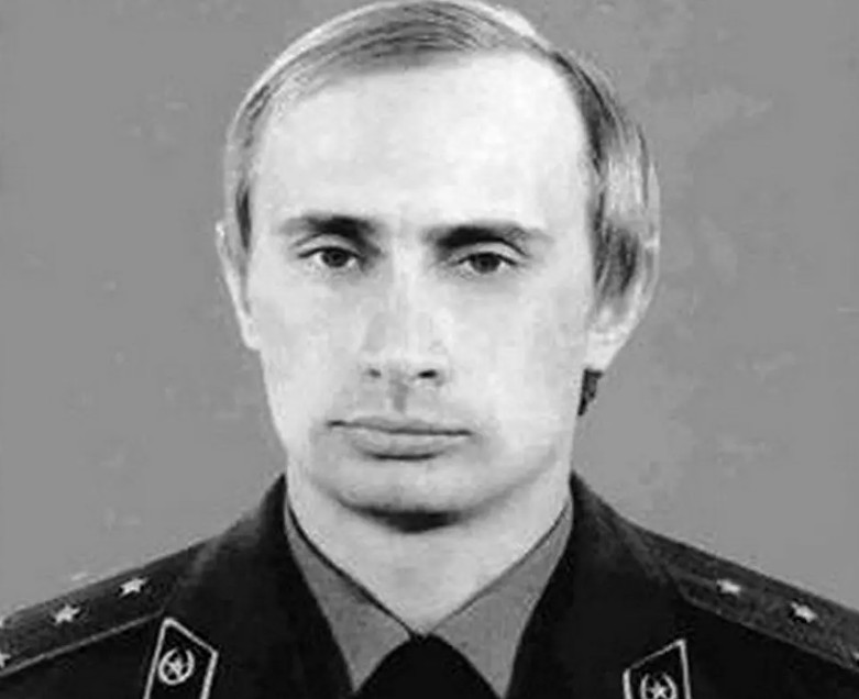 Vladimir Putin în uniformă de ofițer KGB. Sursa: BBC