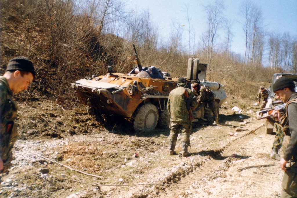 Transportor blindat rusesc distrus în ambuscada Zhani-Vedeno (29 martie 2000) în care zeci de trupe de elită rusești au fost anihiliate de ceceni. Sursa: Wikipedia
