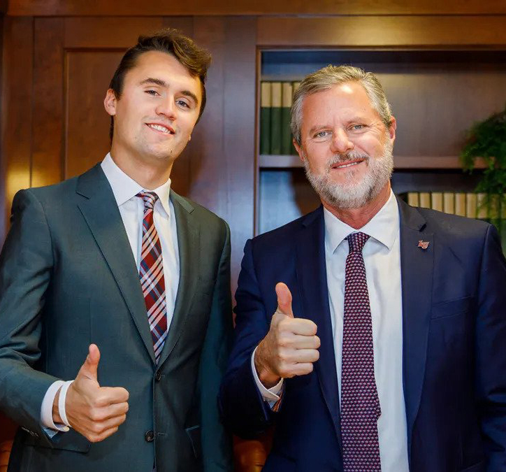 Charlie Kirk cu Jerry Falwell Jr. într-o fotografie publicitară pentru Centrul Falkirk (Universitatea Liberty). Sursa foto: Baptist News
