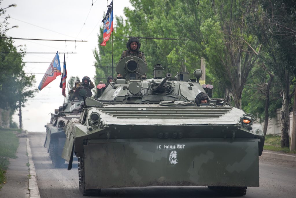 Convoi de vehicule blindate ale rebelilor anti-Ucraina susținuți de Rusia (Donețk, Ucrainei); pe panoul frontal al blindajului este lozinca „С нами Бог” („Dumnezeu este cu noi”). Sursa: Wikipedia