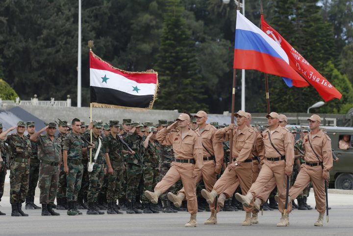 Militari ruși și sirieni în paradei militare de la baza aeriană Hmeimim (Latakia, Siria( - mai 2016. Sursa: EPA
