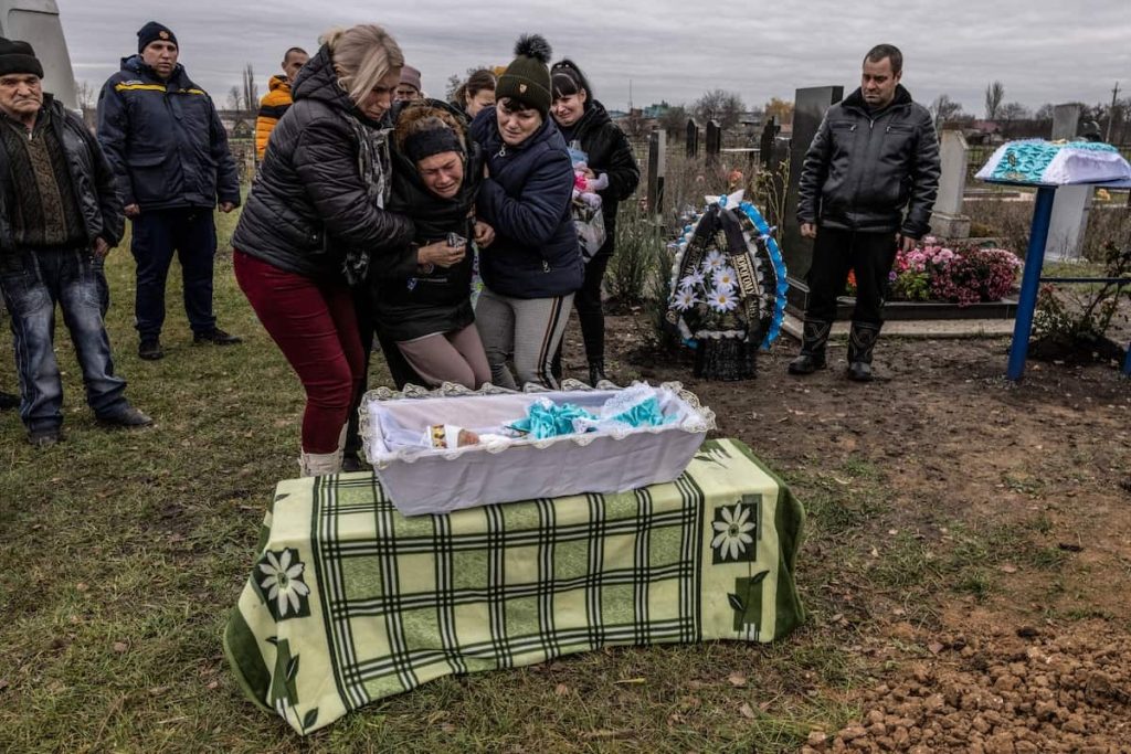 Maria Kamianetska își plânge pruncul ucis de bombardamentele rusești asupra Ucrainei. Sursa: Heidi Levine (The Washington Post)
