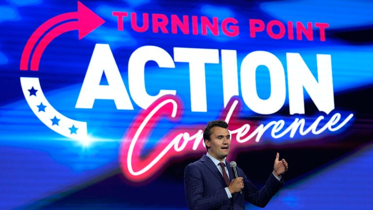 Charlie Kirk la tribuna Conferinței Turning Point Action. Sursa foto: Sky News/Reuters
