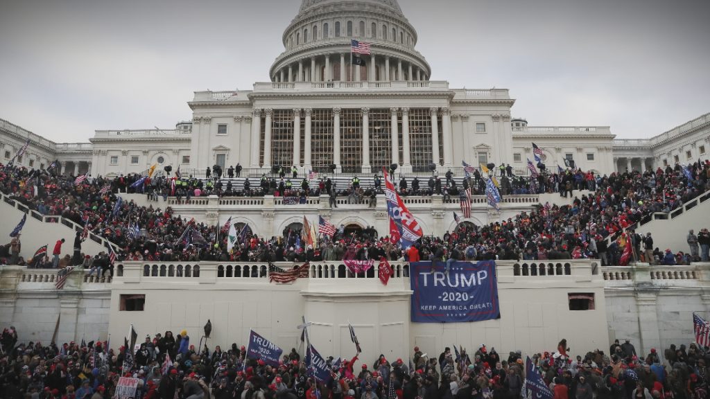 Capitol Hill sub asediul militanților trumpiști (6 ianuarie 2021). Sursa foto: PBS FRONTLINE documentary „Trump's American Carnage”