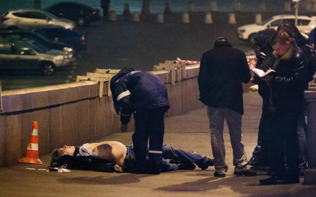 Cadavrul lui Boris Nemțov la locul crimei. Sursa: GEORGE MALETS / EPA