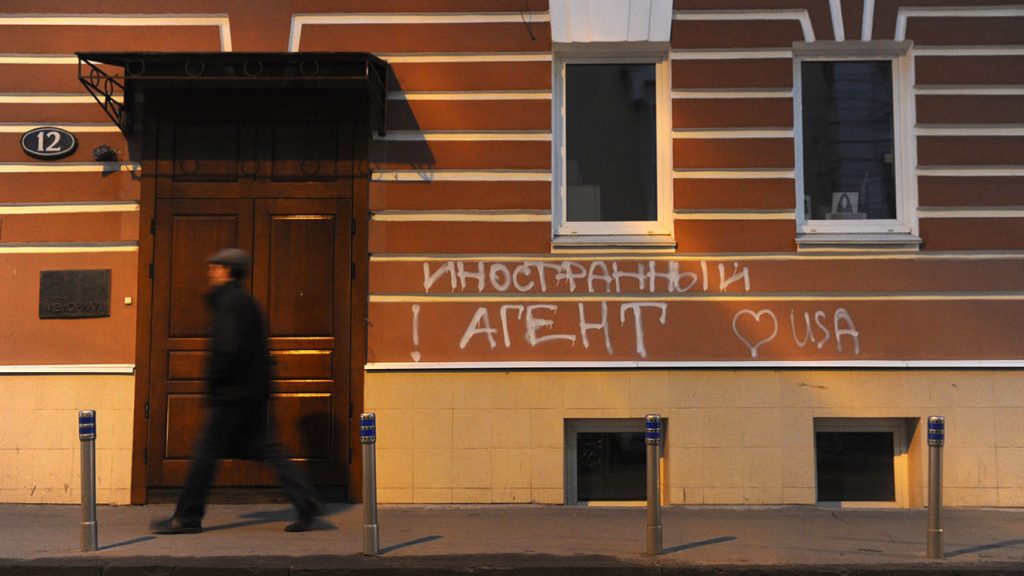 Un graffiti cu mesajul „Agent străin. Iubim SUA” la intrarea în birourile grupului pentru drepturile omului Memorial (Moscova). Sursa: The Moscow Times