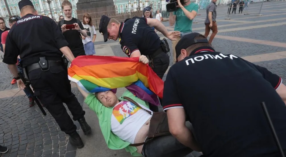Poliția rusă arestează un activist pro-LGBTQ la un protest organizat la Sankt Petersburg pentru promovarea drepturilor minorităților sexuale. Sursa: BBC/Reuters