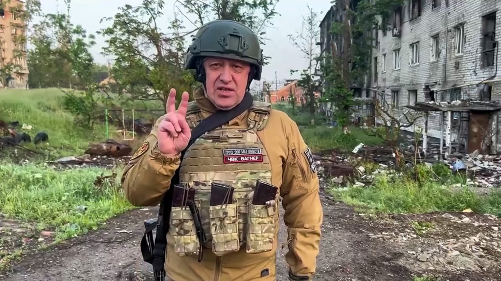 Evgheni Prigojin în Bakhmut, oraș din Estul Ucrainei distrus de mercenarii Wagner și de Armata Rusă. Sursa: Handout/TELEGRAM/@concordgroup_official/AFP