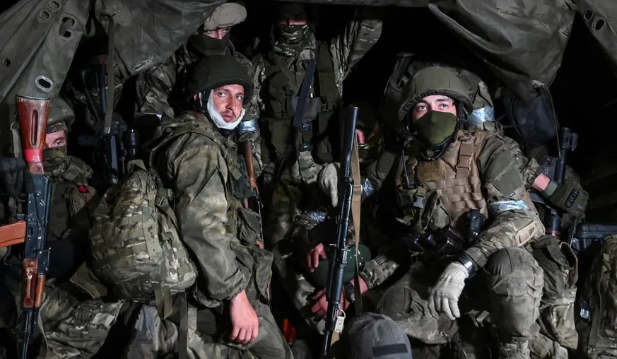 Mercenari Wagner în retragere de la sediul Districtului Militar Sudic spre baza militară din Rostov-pe-Don, Rusia (24 iunie 2023). Sursa: Stringer/Reuters
