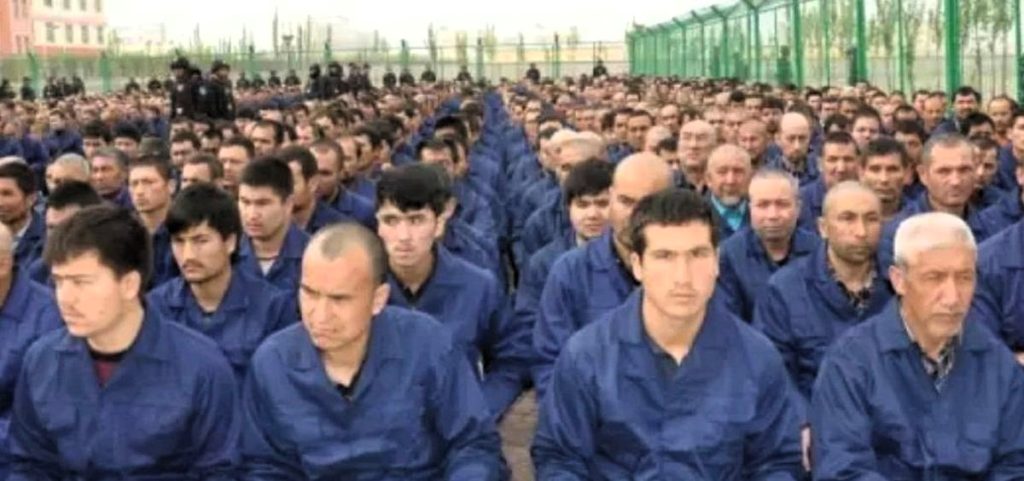 Deținuți uiguri într-un centru de „reeducare” din China comunistă