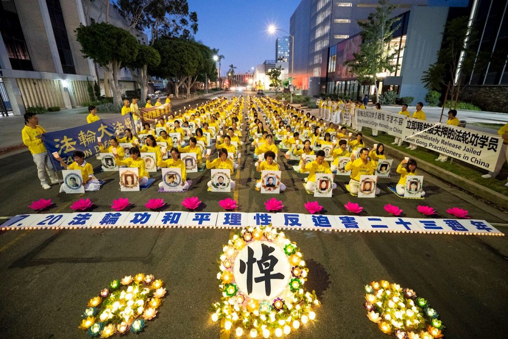 Protestul membrilor Falun Gong în fața Consulatului R.P. Chineză din Los Angeles (iulie 2022). Sursa foto: minghui.org