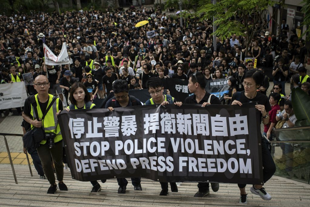 Protest în Hong Kong împotriva abuzurilor Poliției și pentru apărarea libertății presei. Sursa: Ivan Abreu / SOPA Images/Sipa USA via The Associated Press
