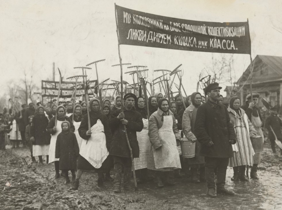 „Noi, colhoznicii cerem lichidarea kulacilor ca clasă!” - manifestație împotriva kulacilor organizată de bolșevici. Sursa: Moma.org