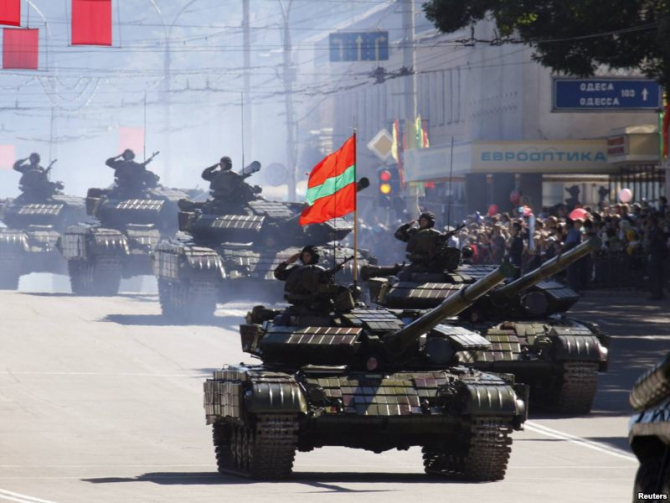 Tancuri ale Armatei a 14-a rusească la o paradă militară organizată de autoritățile separatiste de la Tiraspol. Sursa: Reuters