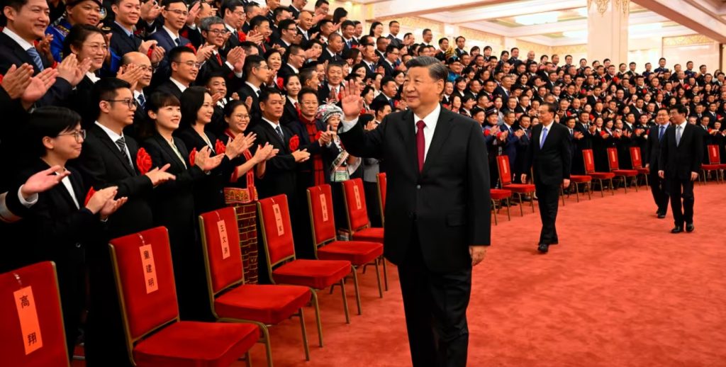 Xi Jiping la ceremonia de decorare a funcționarilor publici din administrația de stat (august 2022). Sursa: Financial Times