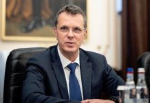 Ministrul Moșteanu a demisionat. L-au doborât „greșelile trecutului”: studiile obscure și CV-urile dubioase. Mai mulți lideri USR îi ceruseră să se retragă