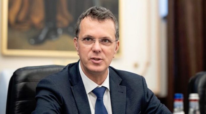 Ministrul Moșteanu a demisionat. L-au doborât „greșelile trecutului”: studiile obscure și CV-urile dubioase. Mai mulți lideri USR îi ceruseră să se retragă