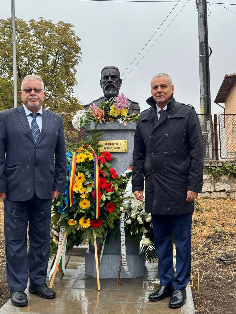 Liderul românilor din Bulgaria, dr. Ivo Gheorghiev și Eugen Popescu la statuia Regelui Carol I. Sursa foto: FACEBOOK