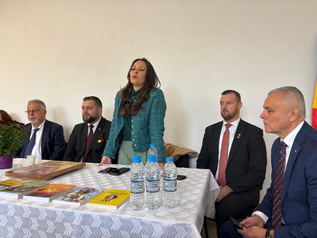 Dr. Ivo Gheorghiev, liderul românilor din Bulgaria, senator AUR Cristina-Gabriella Dumitrescu (președintele Comisiei pentru românii de pretutindeni din Senat) și Eugen Popescu la lucrările simpozionului. Sursa: FACEBOOK