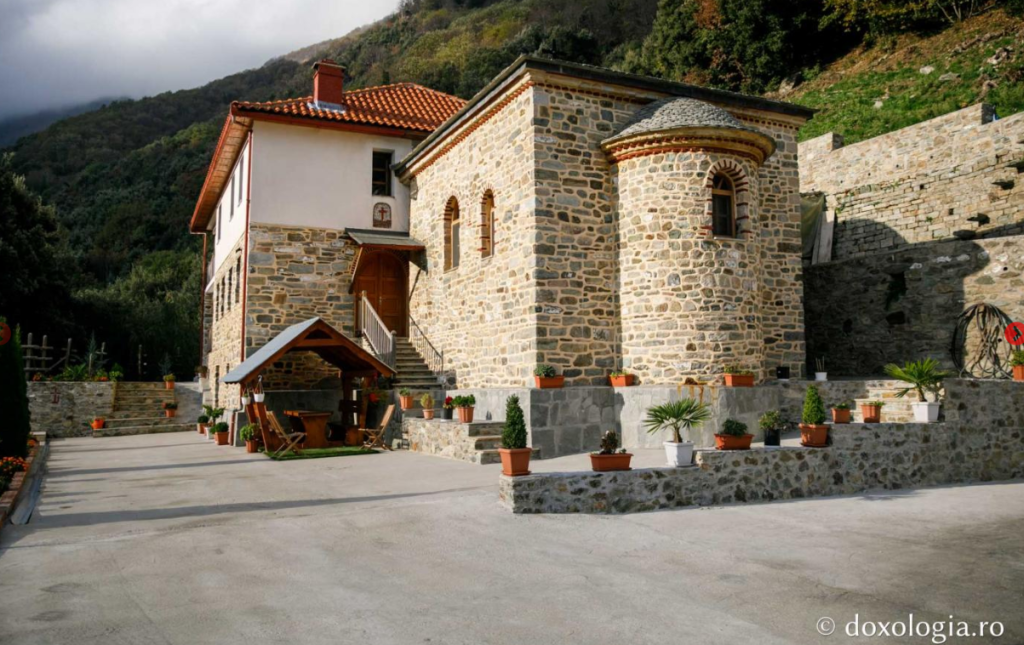 Chilia „Izvorul Tămăduirii” de la Schitul Lacu. Foto: DOXOLOGIA