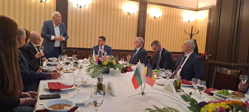 Liderul românilor din Bulgaria, dr. Ivo Gheorghiev, liderul extremist George Simion și Eugen Popescu, „eminența cenușie” a ofensivei AUR în comunitățile românești de lângă România. Vidin 2025. Sursa: FACEBOOK