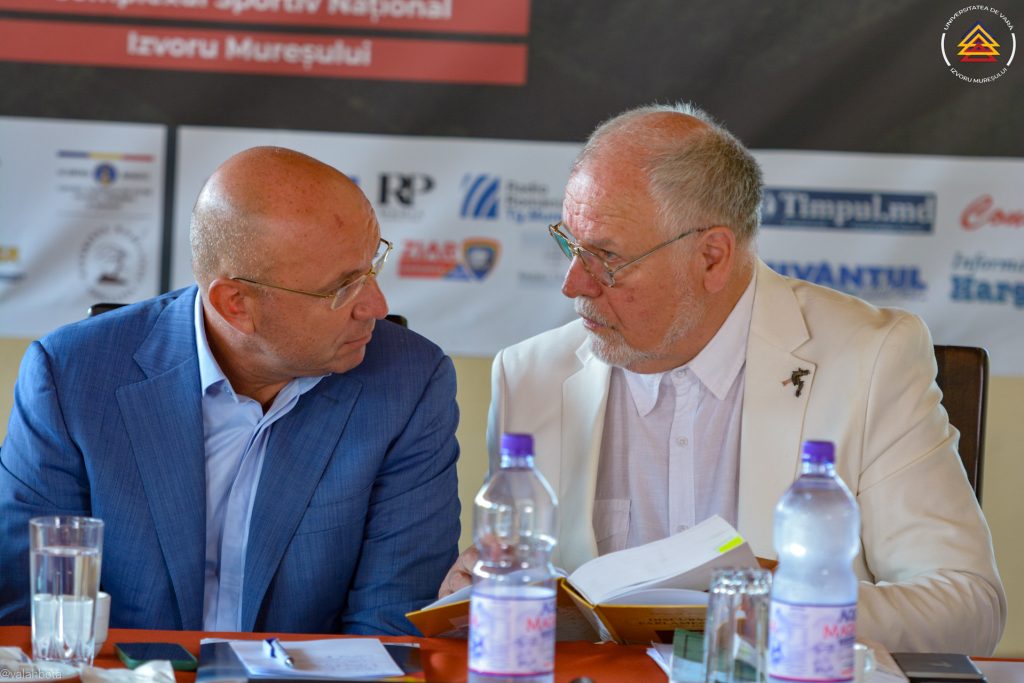 Putinistul Cozmin Gușă și senatorul AUR, Mircea Chelaru (fost condamnat la trei ani închisoare cu suspendare în dosarul „case pentru generali”) la Universitatea Izvorul Mureșului 2024. Sursa foto: FACEBOOK