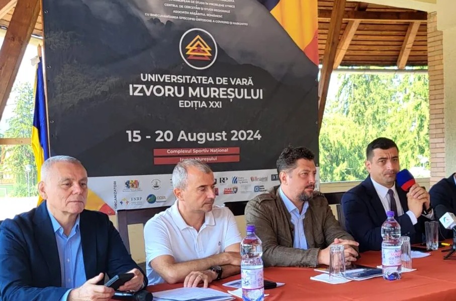 Parteneriatul „patriotic” al extremiștilor Claudiu Richard Târziu și George Nicolae Simion, la Universitatea Izvoru Mureșului 2024, cu puțin timp înainte de „divorțul” politic. Sursa foto: GÂNDUL